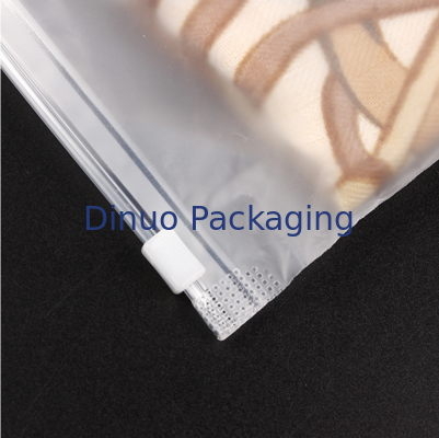 ขนาดที่กําหนดเอง กระเป๋าสะพาย Zipper CPE กระเป๋าสะพาย Packaging Frosted Matte With Ziplock Closure สําหรับการจัดส่ง