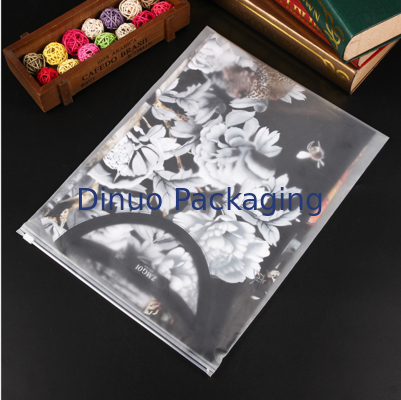 ขนาดที่กําหนดเอง กระเป๋าสะพาย Zipper CPE กระเป๋าสะพาย Packaging Frosted Matte With Ziplock Closure สําหรับการจัดส่ง