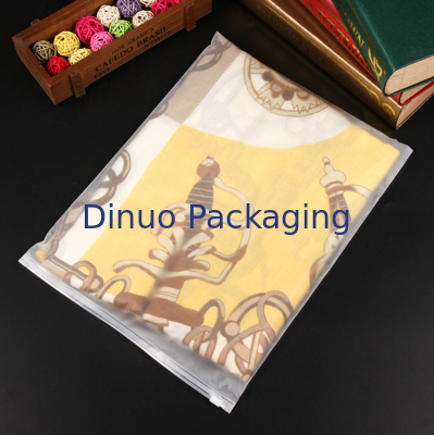ขนาดที่กําหนดเอง กระเป๋าสะพาย Zipper CPE กระเป๋าสะพาย Packaging Frosted Matte With Ziplock Closure สําหรับการจัดส่ง